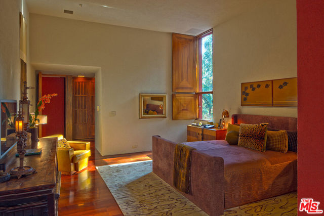 470 Layton Way, Los Angeles CA: https://media.crmls.org/mediaz/a435eb1b-ba2c-4819-bfb4-566562d0c66c.jpg