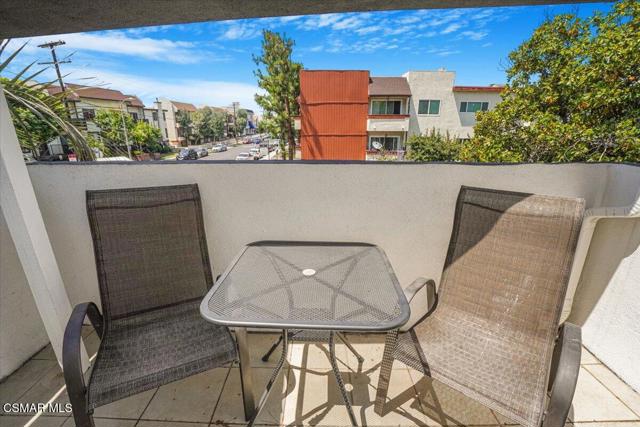 17842 Magnolia Boulevard, Encino CA: https://media.crmls.org/mediaz/a43660b1-8dee-459a-b5eb-cec6c52d49a7.jpg