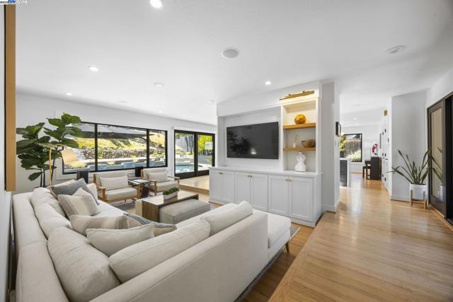 4149 Moselle Ct, Pleasanton CA: https://media.crmls.org/mediaz/a43669bd-9d1e-4fc0-bad0-156146afa578.jpg
