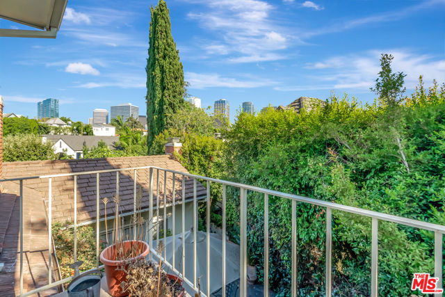 1519 Comstock Avenue, Los Angeles CA: https://media.crmls.org/mediaz/a436df67-c581-4e65-b2c6-8f48ef79d2f9.jpg