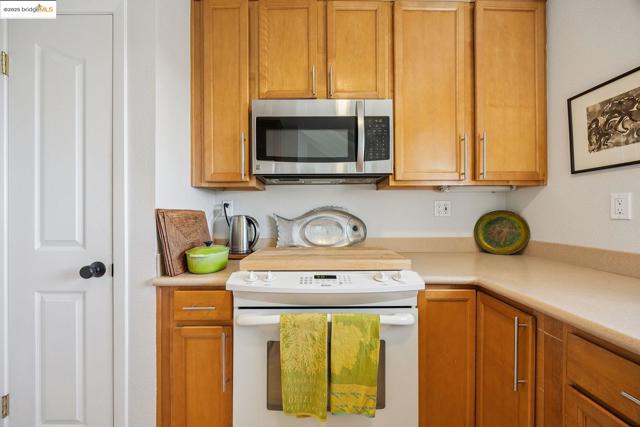 40 Spy Glass Hill, Oakland CA: https://media.crmls.org/mediaz/a4370eef-7f41-4d3a-a936-e053b3e59398.jpg