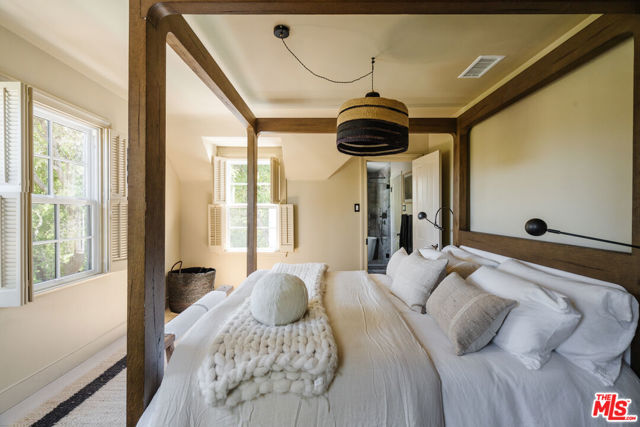 3100 Coldwater Canyon Avenue, Studio City CA: https://media.crmls.org/mediaz/a437dcff-3899-4ff8-98a4-a90206dbf01e.jpg