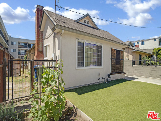 3148 W 11th Street, Los Angeles CA: https://media.crmls.org/mediaz/a439587b-aba8-45df-a72b-5ab88b62ed27.jpg