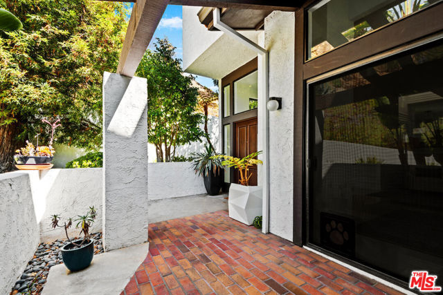 1671 Michael Lane, Pacific Palisades CA: https://media.crmls.org/mediaz/a439e01c-7ef7-4bb6-b23d-029096339dd3.jpg