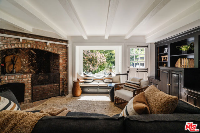 3100 Coldwater Canyon Avenue, Studio City CA: https://media.crmls.org/mediaz/a43aede2-0a22-4416-a1e3-eeca3abbe5d0.jpg