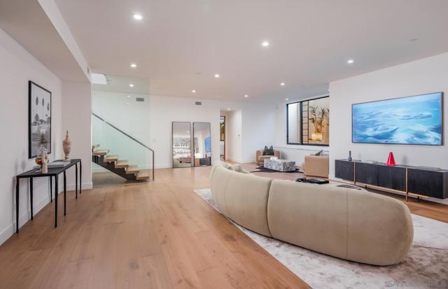 722 Amphitheatre Dr, Del Mar CA: https://media.crmls.org/mediaz/a43b11fe-c974-40d4-807f-7e90fba8dcf6.jpg