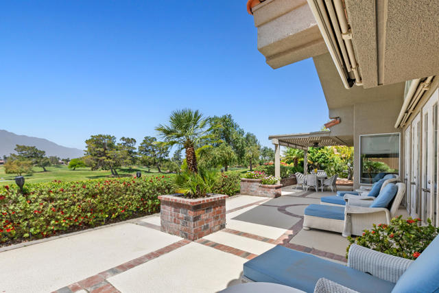 32 Colonial Drive, Rancho Mirage CA: https://media.crmls.org/mediaz/a43bcfea-223e-4bf8-a0dc-61500ef9d480.jpg
