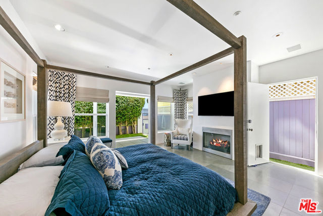1341 Palisades Beach Road, Santa Monica CA: https://media.crmls.org/mediaz/a43d9b39-8a04-4c3e-afd9-0d672ac4552f.jpg