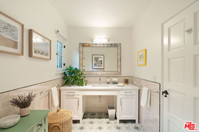 Image 48 of 72 For 705 Palisades Beach Road