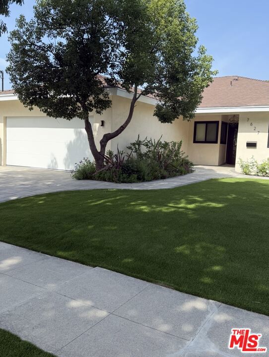 7627 Encino Avenue, Northridge CA: https://media.crmls.org/mediaz/a43e0f71-6dcc-442a-8bf5-a967ef50979f.jpg