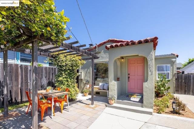 3742 Loma Vista AVE, Oakland CA: https://media.crmls.org/mediaz/a43f0901-81ae-4d18-944d-4aefec4a8b4c.jpg