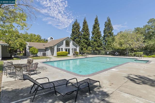1015 Hidden Oak Ct, Concord CA: https://media.crmls.org/mediaz/a43fa684-1a99-4835-8391-375d3d432ff2.jpg