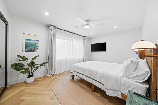 7372 Bishops Ln, La Jolla CA: https://media.crmls.org/mediaz/a440d870-3f4e-4f5e-a5aa-d1590b3c04a8.jpg
