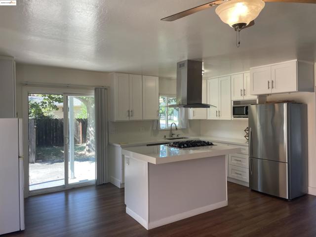 1260 Mesa St, Concord CA: https://media.crmls.org/mediaz/a441388f-e770-406a-bb07-da11963e97d6.jpg