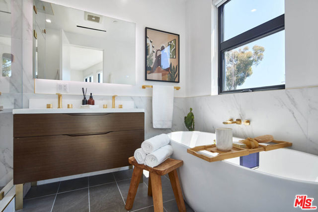 4338 Huntley Avenue, Culver City CA: https://media.crmls.org/mediaz/a441df58-7011-4f4d-970b-c81112fbc30f.jpg