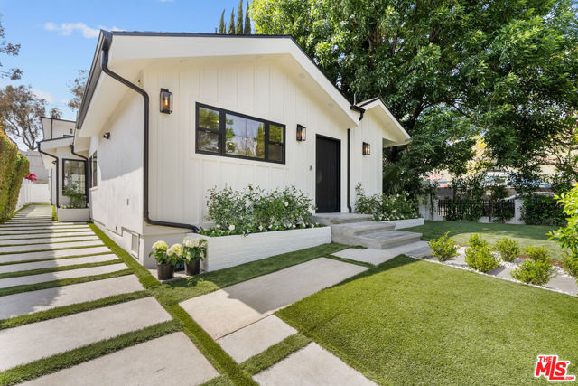 847 Huntley Drive, West Hollywood CA: https://media.crmls.org/mediaz/a441fd0e-969e-4e0d-9662-ddf7f549f22f.jpg