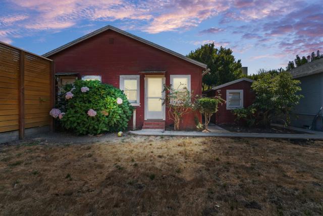 204 Hollister, Capitola CA: https://media.crmls.org/mediaz/a4420f64-b85a-4216-acae-7c8963de7061.jpg