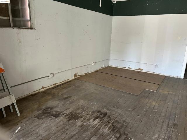 39 Main St, Isleton CA: https://media.crmls.org/mediaz/a4427bcf-9734-4077-91d5-2dacbfcbfd3d.jpg