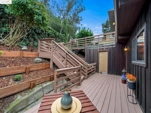 6866 Thornhill Dr, Oakland CA: https://media.crmls.org/mediaz/a442ca05-b12b-448f-95e5-355e37870eb2.jpg