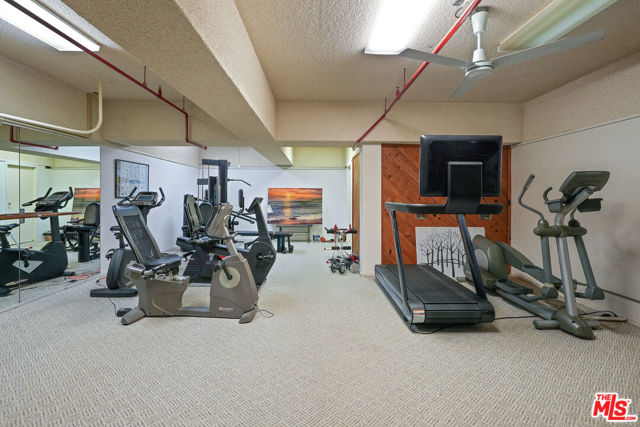 22548 Pacific Coast Highway, Malibu CA: https://media.crmls.org/mediaz/a443fd02-ba99-4606-a2e1-eae1dff25dcb.jpg