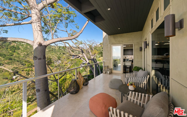 1415 Summitridge Drive, Beverly Hills CA: https://media.crmls.org/mediaz/a4446671-96e3-4d72-8030-3f92fd9ec9b8.jpg