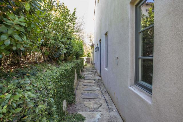 16632 Rose Of Tralee Ln, San Diego CA: https://media.crmls.org/mediaz/a444b846-af21-49a8-83a0-afbde3cb4790.jpg