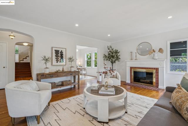 5968 Chabot Crest, Oakland CA: https://media.crmls.org/mediaz/a4463312-4a06-40f4-839e-b2a47cf76af8.jpg