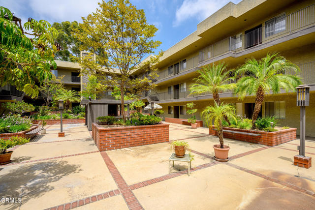 125 W Mountain Street, Glendale CA: https://media.crmls.org/mediaz/a4464f4a-3ad4-4b0f-b871-5ada5384fe3f.jpg