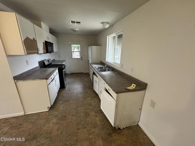 1749 Wilton Street, Simi Valley CA: https://media.crmls.org/mediaz/a4471ac7-9f24-4d74-beb4-ca181daddb71.jpg