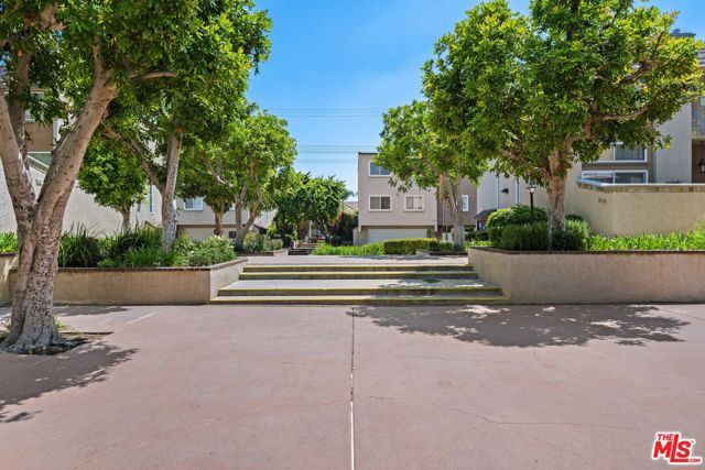 21901 Lassen Street, Chatsworth CA: https://media.crmls.org/mediaz/a447a58e-1720-4b96-8244-6867cab127d6.jpg