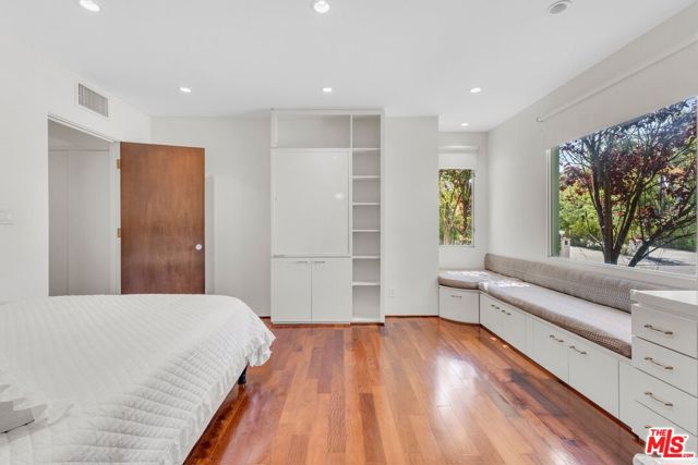 15514 CASIANO Court, Los Angeles CA: https://media.crmls.org/mediaz/a448799c-1043-426b-a749-6a9ecff36fec.jpg
