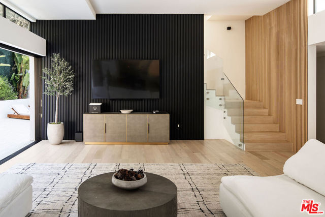 2048 N Beverly Drive, Beverly Hills CA: https://media.crmls.org/mediaz/a4497330-3d16-477f-9307-90fb42bca4a0.jpg