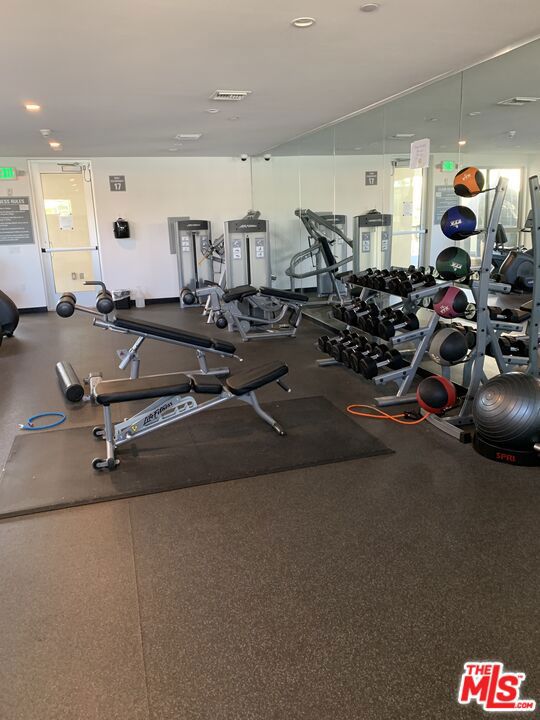 4140 Glencoe Avenue, Marina del Rey CA: https://media.crmls.org/mediaz/a44ac2f0-ee06-45d7-bb16-8e0212d4c82b.jpg