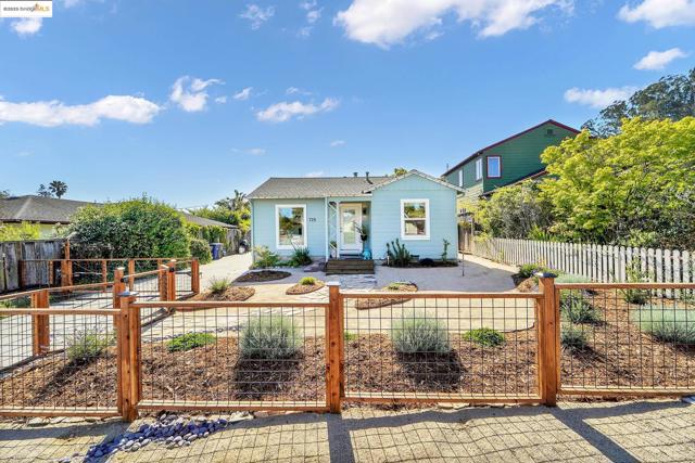 725 Trevethan Ave, Santa Cruz CA: https://media.crmls.org/mediaz/a44d5158-391f-4fd8-aa35-730f215d8bc5.jpg