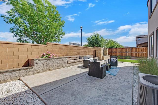 2222 Davie Pl, Tracy CA: https://media.crmls.org/mediaz/a44e703f-95f2-4427-a318-fa705231fea5.jpg