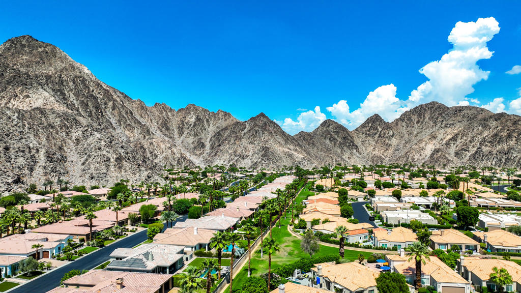 https://media.crmls.org/mediaz/a44e99f4-c547-4c87-87c4-129d301cabbf.jpg?preset=X-Large