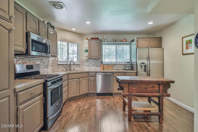 2433 Calle Narciso, Thousand Oaks CA: https://media.crmls.org/mediaz/a44f1c69-bd56-4f1b-93be-9ac0fc1a4d9a.jpg