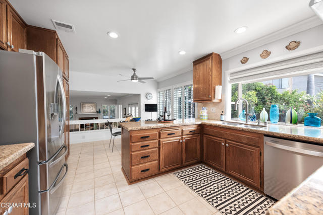11556 Coralberry Court, Moorpark CA: https://media.crmls.org/mediaz/a44fd155-4d41-408a-83bc-f03e92a1443a.jpg