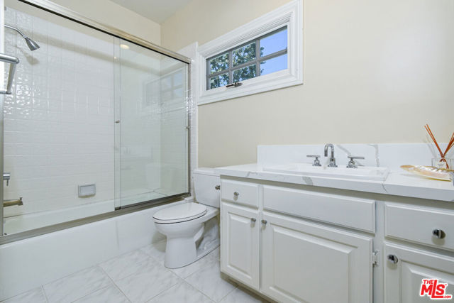 5449 S Rim Street, Thousand Oaks CA: https://media.crmls.org/mediaz/a45008dd-a265-447d-a137-3c5dd8364189.jpg