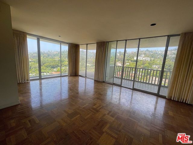 9255 Doheny Road, 1401 photo 2