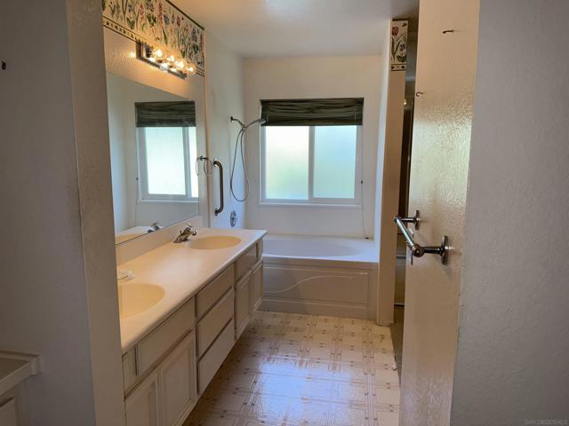 7551 Rainswept Ln, San Diego CA: https://media.crmls.org/mediaz/a450b885-5e57-4274-be5f-fd1de24c82de.jpg