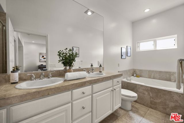 640 N Sweetzer Avenue, Los Angeles CA: https://media.crmls.org/mediaz/a4511eaa-f80e-4096-b035-a1a3cd57cfff.jpg