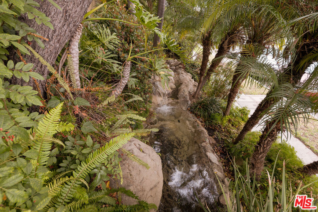 https://media.crmls.org/mediaz/a451cb9b-faa4-4d04-87cb-ebc118b5648b.jpg?preset=X-Large
