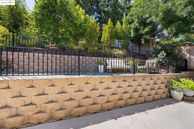 881 Inverness Ln, Brentwood CA: https://media.crmls.org/mediaz/a452ce7b-2ce8-43d3-a482-61491bc96cfc.jpg