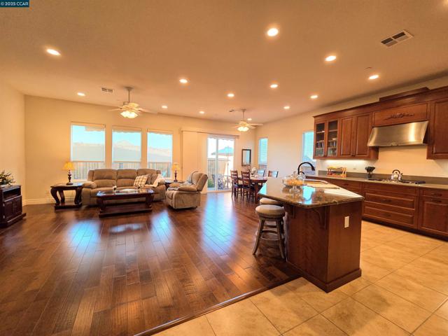 1735 Veneto Ln, Brentwood CA: https://media.crmls.org/mediaz/a452f87b-0cde-479d-9e42-b3e6a1bd938a.jpg