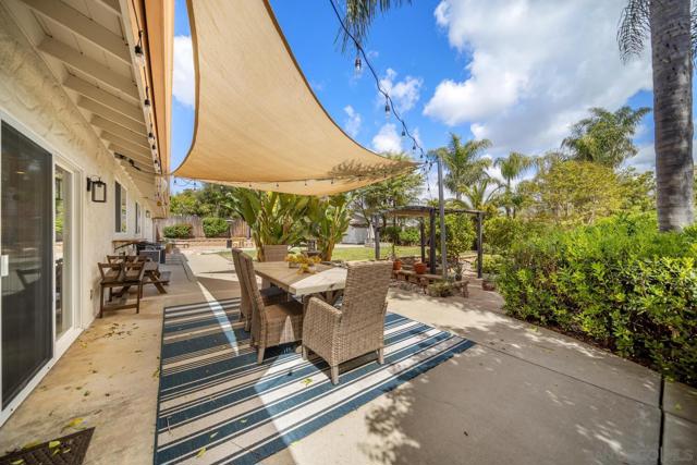 1654 Palomino Ln, Escondido CA: https://media.crmls.org/mediaz/a4538cf7-db9b-4cae-95cd-5a7c6272b6cb.jpg