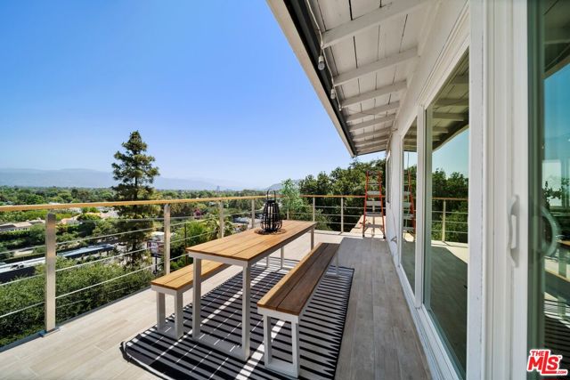 11689 Picturesque Drive, Studio City CA: https://media.crmls.org/mediaz/a453dd9b-29cc-4c5d-a997-964a092e4f2a.jpg