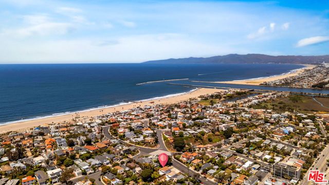 408 W Manchester Avenue, Playa del Rey CA: https://media.crmls.org/mediaz/a4548c91-540a-4e76-b3c0-2696cb2d1fa7.jpg