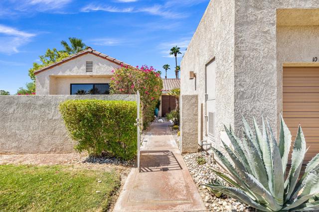 10605 Wimbledon Drive, Rancho Mirage CA: https://media.crmls.org/mediaz/a4556255-e5d3-4767-b7a4-b8d7c2845c8f.jpg