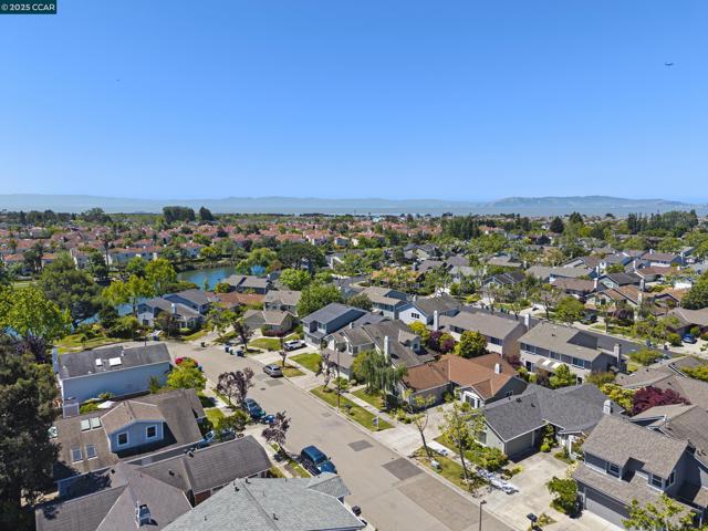 39 Crane Ct, Alameda CA: https://media.crmls.org/mediaz/a4556300-ef44-4c19-86bf-dd8a33cd05c2.jpg
